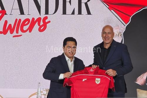 Ketua PSSI, Erick Thohir tengah mengenalkan Direktur Teknik yang baru, Alexander Zwiers. Foto: Antara