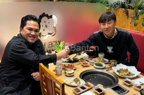 Ketua Umum PSSI, Erick Thohir dan Shin Tae-yong (STY) saat makan. Foto: Antara