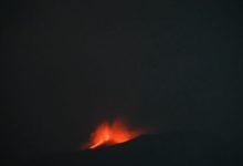 Gunung Ibu di Halmahera Barat kembali meluncurkan lava pijar. Foto: Antara