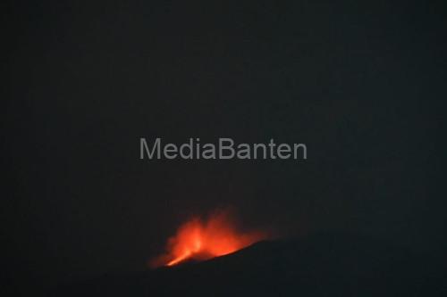 Gunung Ibu di Halmahera Barat kembali meluncurkan lava pijar. Foto: Antara