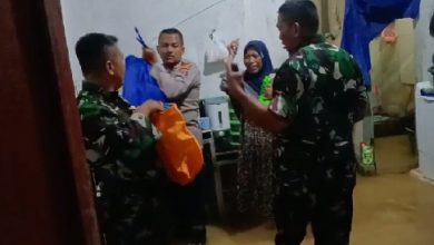 Evakuasi warga yang rumahnya terendam banjir di Kopo, Kabupaten Serang. foto: Yono