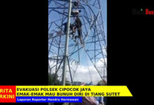 Polisi dari Polsek Cipocok mengevakuasi emak-emak hendak bunuh diri di Sutet. Foto: Hendra Hermawan