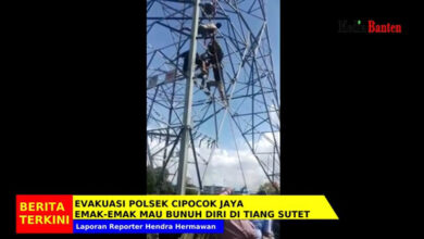 Polisi dari Polsek Cipocok mengevakuasi emak-emak hendak bunuh diri di Sutet. Foto: Hendra Hermawan