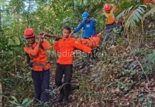 Tim SAR mengevakuasi korban dari puncak Gunung Monrolo. Foto Daeng Yusvin