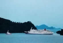 Proses evakuasi KMP Jagantara yang kandas di Pulau Kandang Lunik. Foto: Antara