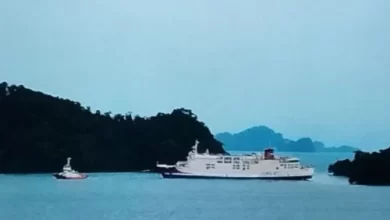 Proses evakuasi KMP Jagantara yang kandas di Pulau Kandang Lunik. Foto: Antara