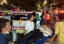 Proses evakuasi korban tabrakan Kereta Commuter Line dengan KA Agro Bromo di Bekasi. Foto Antara