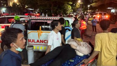 Proses evakuasi korban tabrakan Kereta Commuter Line dengan KA Agro Bromo di Bekasi. Foto Antara