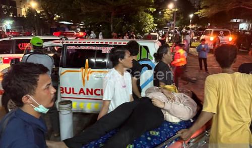 Proses evakuasi korban tabrakan Kereta Commuter Line dengan KA Agro Bromo di Bekasi. Foto Antara