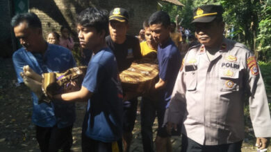 Evakuasi bocah Pasir Manggu yang tewas di sungai Cikeusal. Foto: Yono