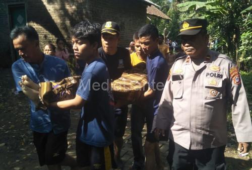 Evakuasi bocah Pasir Manggu yang tewas di sungai Cikeusal. Foto: Yono