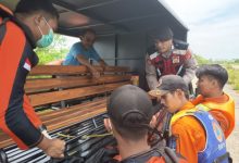 Evakuasi mayat staf Desa Cisait yang tenggelam di Danau Puspemkab Serang. Foto Yono