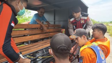 Evakuasi mayat staf Desa Cisait yang tenggelam di Danau Puspemkab Serang. Foto Yono