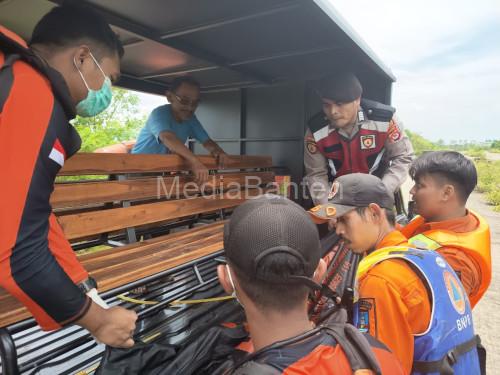 Evakuasi mayat staf Desa Cisait yang tenggelam di Danau Puspemkab Serang. Foto Yono