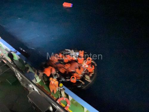 Kapal Tugboat Pertamina mengevakuasi 17 kru MV Khatulistiwa 8. Foto Pertamina Trans Kontinetal
