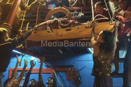 Evakuasi kru kapal KM Sejati Marina yang sakit oleh SAR Banten. Foto: Antara