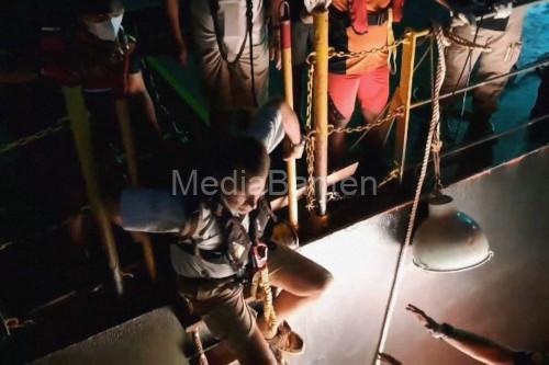 Proses evakuasi 3 WNA yang diselematkan Kapal Transporter dari Pulau Cocos, Australia. Foto: Antara