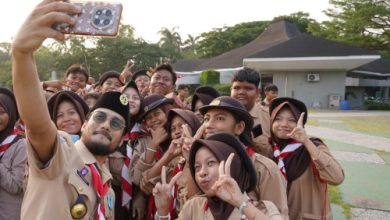 Wakil Wali Kota Cilegon, Fajar Hadi Prabowo berpose bersama pramuka. Foto Daeng Yusvin