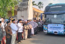 Wakil Wali Kota Cilegon, Fajar Hadi Prabowo melepas keberangkatan jmeaah calon haji ke tanah suci. Foto Daeng Yusvin