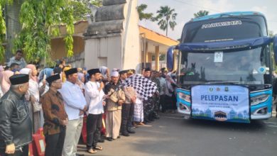 Wakil Wali Kota Cilegon, Fajar Hadi Prabowo melepas keberangkatan jmeaah calon haji ke tanah suci. Foto Daeng Yusvin