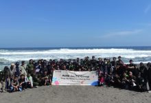 Falahi SMU Muhi dan Palagama Mayoga MAN 3 Selmat bersihkan Pantai Cemara Goa. Foto: Yusron Ardi Darmawan