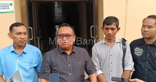 Tim Advokat Junalis Banten mendampingi 2 perusahaan media yang dilaporkan Walikota Serang, Budi Rustandi ke Polda Banten. Foto BW Iskandar