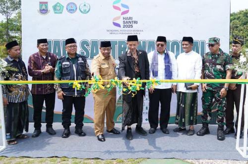 Sekda Kota Cilegon, Maman Maulidin membuka Pesantren Expo dan Festival Hadroh di Alun-alun Kota Cilegon. Foto: Daeng Yusvin