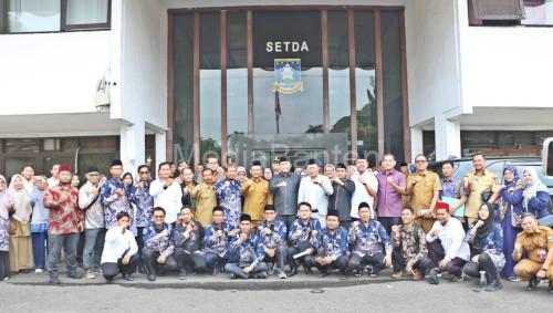 Parag gurus SMP Swasta di Kabupaten Serang berpose. Foto: Arif Soleh