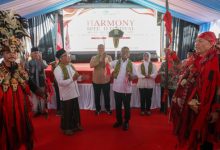 Ketua FKUB Kota Serang, KH Matin Syarkowi menyerahkan golok Banten ke Andra Soni, Gubernur Banten. Foto Biro Adpim Banten