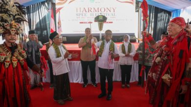 Ketua FKUB Kota Serang, KH Matin Syarkowi menyerahkan golok Banten ke Andra Soni, Gubernur Banten. Foto Biro Adpim Banten
