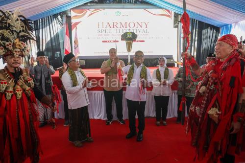 Ketua FKUB Kota Serang, KH Matin Syarkowi menyerahkan golok Banten ke Andra Soni, Gubernur Banten. Foto Biro Adpim Banten