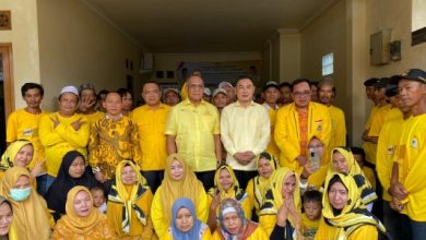 Mad Romli dan fungsionaris Partai Golkar Tangerang. Foto: Iqbal Kurnia
