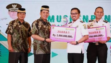 Camat Sindang Jaya, Galih Prakosa menerima penghargaan. Foto: Iqbal Kurnia