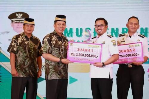 Camat Sindang Jaya, Galih Prakosa menerima penghargaan. Foto: Iqbal Kurnia