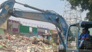 Pembersihan puing-puing tempat prostisusi Gang Royal. Foto: Diskominfotik DKI Jakarta.