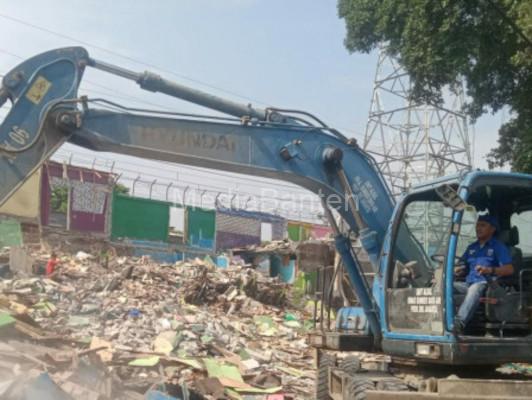 Pembersihan puing-puing tempat prostisusi Gang Royal. Foto: Diskominfotik DKI Jakarta.