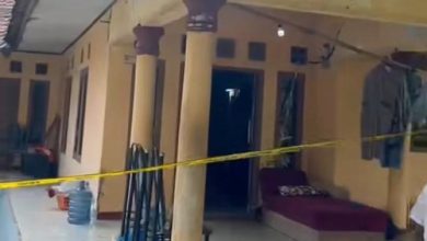 Garis polisi di rumah sederhana di Desa Kadu Jangkung, Kabupaten Pandeglang. Foto Daeng Yusvin