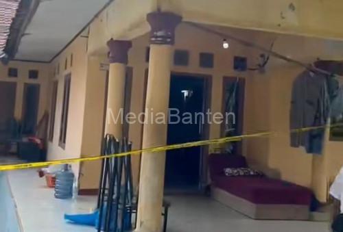 Garis polisi di rumah sederhana di Desa Kadu Jangkung, Kabupaten Pandeglang. Foto Daeng Yusvin