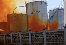 Gas Oranye muncul saat pembersihan pipa dari PT Vopak Terminal Merak. Foto Antara