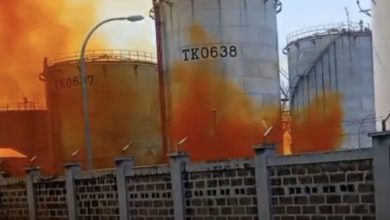 Gas Oranye muncul saat pembersihan pipa dari PT Vopak Terminal Merak. Foto Antara