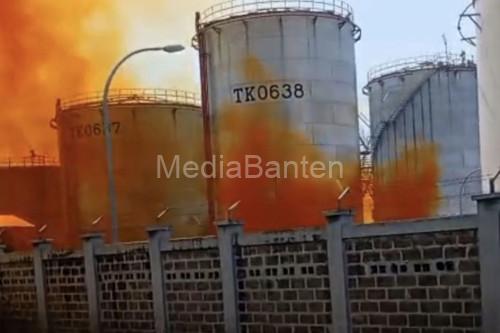 Gas Oranye muncul saat pembersihan pipa dari PT Vopak Terminal Merak. Foto Antara
