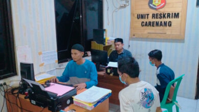 Gembong Curanmor diperiksa di Polsek Carenang. Foto: Yono