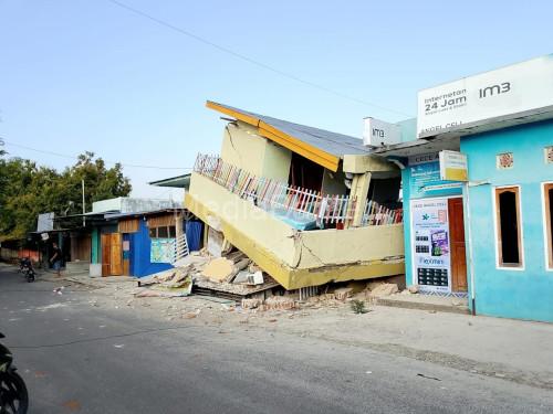 Salah satu bangunan yang rusak di Kabuaten Manggarai, NTT akibat gempa bumi 7,7 m. Foto Web BNPB.