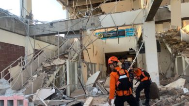 Salah satu bangunan yang rusak akibat gempa bumi 7,7 M di Mbay Folres Utara. Foto Antara