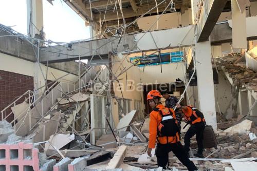 Salah satu bangunan yang rusak akibat gempa bumi 7,7 M di Mbay Folres Utara. Foto Antara