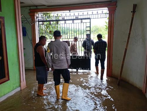 Genangan air yang melanda Perumahan Ketos Regensi di Cikande, Kabupaten Serang. Foto Yono