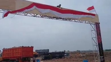 Gerbang PT Jaya Dinasty Indonesia,mega proyek di Sawah Luhur, Kecamatan Kasemen, Kota Serang. Foto: Budi Wahyu Iskandar