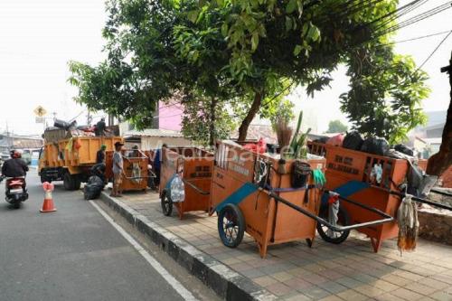 Armda gerebak sampah di Kota Tangerang. Foto Antara