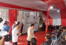 Warpres RI Gibran Rakabuming Raka dalam penyaluran bantuan subsidi upah (BSU) di Tangerang. Foto: Antara