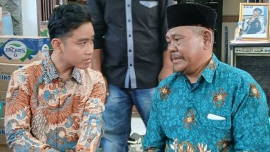 Wakil Presiden RI, Gibra Rakabuming Raka melayat ke keluarga pelajar Tangerang yang tewas dalam kerusuhan. Foto: Antara